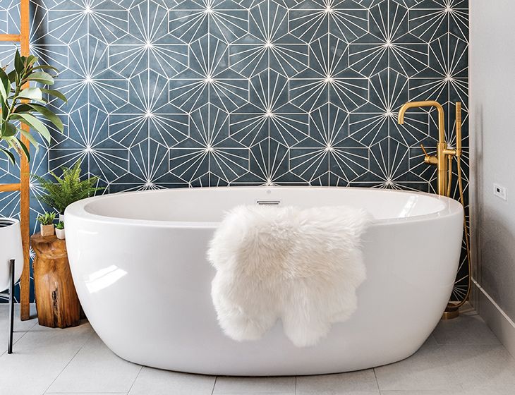 Bath - wallpaper behind tub
